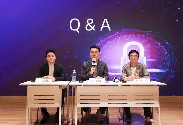 간담회 이후&nbsp;Q&A&nbsp;세션의 모습.&nbsp;왼쪽부터 오신영 사이버위협대응팀 팀장,&nbsp;홍관희 정보보안센터장(전무),&nbsp;이진혁&nbsp;ixi-O&nbsp;개발task장(상무)(사진=LG유플러스)