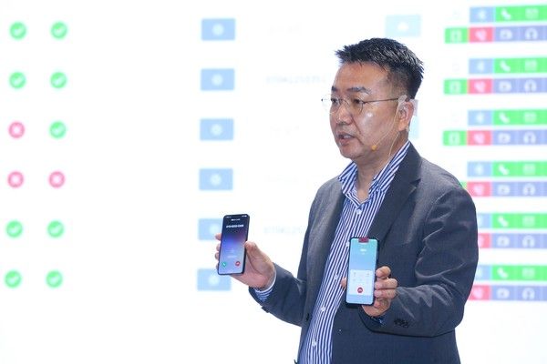 악성 앱 제어 서버를 통해 악성 앱이 감염된 스마트폰의 통화가 조작되는 과정을 설명하는 모습(사진=LG유플러스)