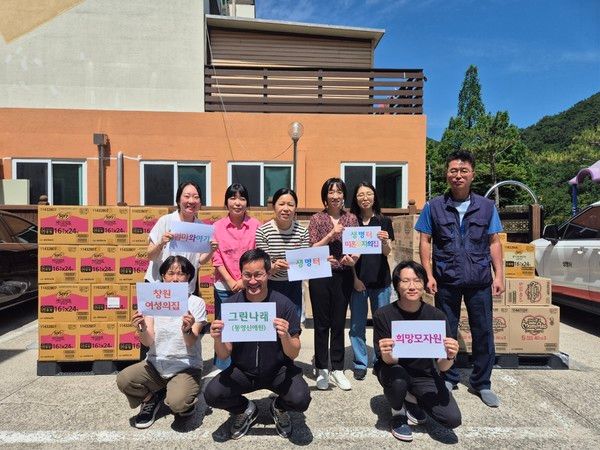 엘지유니참 한국한부모가족시설협회 기부(사진=LG생활건강)