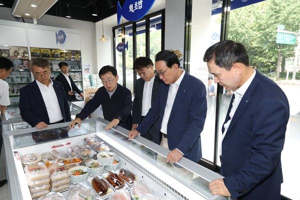 사진설명=노동진 수협중앙회장(사진 오른쪽 두번째)이 30일 이달 문을 연 어부세상 개롱역점(서울 송파구 소재)을 찾아 운영 현황을 점검하고 있다.