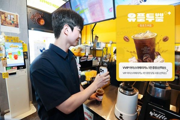 LG유플러스 직원이 인기 제휴사인 컴포즈 커피에서&nbsp;7월 혜택 음료를 소개하고 있는 모습(사진=LG유플러스)