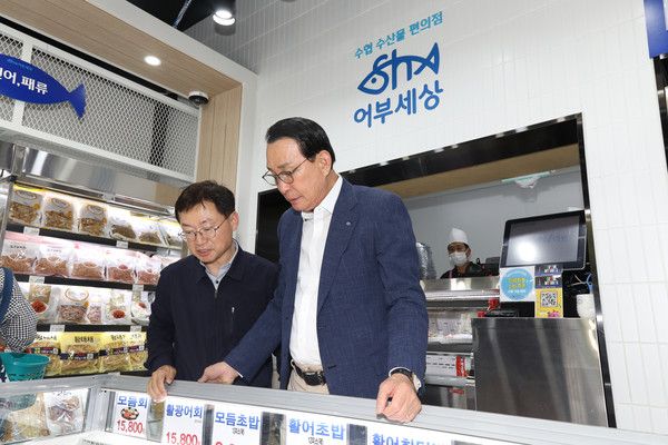 사진설명=노동진&nbsp;수협중앙회장(사진 오른쪽)이 30일 이달 문을 연 어부세상 개롱역점(서울 송파구 소재)을 찾아 운영 현황을 점검하고 있다.