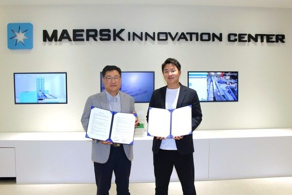 사진설명=지난 28일 여주 이노베이션 센터에서 열린 협약식에서 한국네트웍스 조영민 대표(왼쪽)와 머스크 쿠라사코 켄토 대표가 기념촬영을 하고 있다