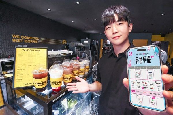 유플투쁠 인기 혜택인 컴포즈커피 매장에서&nbsp;LG유플러스 직원이&nbsp;8월 혜택을 소개하는 모습(사진=LG유플러스)