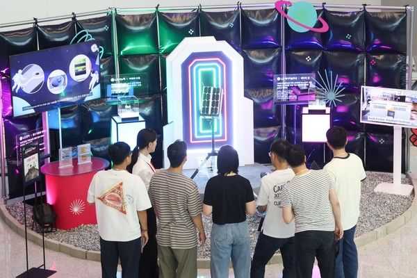 슈퍼스타트&nbsp;데이&nbsp;2025에서&nbsp;LG&nbsp;직원들이&nbsp;LG의&nbsp;카메라&nbsp;모듈,&nbsp;배터리&nbsp;셀,&nbsp;통신&nbsp;모듈용&nbsp;안테나가&nbsp;탑재된&nbsp;무인탐사연구소의&nbsp;달&nbsp;탐사&nbsp;로버에&nbsp;대한&nbsp;설명을&nbsp;듣고있다(사진=(주)LG)