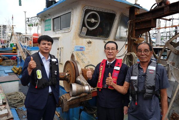 사진=노동진 수협중앙회장이 26일 제주항에서 '도로에는 안전벨트, 바다에는구명조끼'라는 슬로건이 적힌 홍보스티커가 부착된 어선에 승선해 김경필 제주시수협 조합장, 문희윤 남일호 선장과 함께 챌린지에 참여하고 있다. 한편, 이번 챌린지는 차량 또는 어선에 구명조끼 착용 의무화 관련 홍보스티커를 부착 후 인증사진을 촬영하는 방식으로 진행되고 있다. 사진 왼쪽부터 김경필 제주시수협 조합장, 노동진 수협중앙회장, 문희윤 남일호 선장.