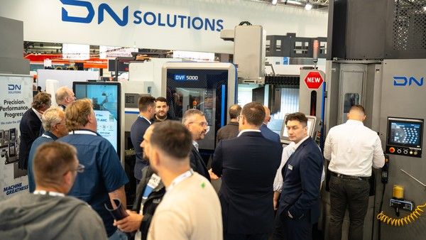 사진설명=DN솔루션즈의&nbsp;EMO 2025&nbsp;전시 부스 현장을 참관객들이 둘러보고 있다.