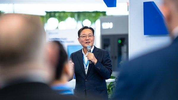 사진설명=김원종&nbsp;DN솔루션즈 대표이사가&nbsp;EMO 2025&nbsp;전시 현장에서 회사를 소개하고 있다.