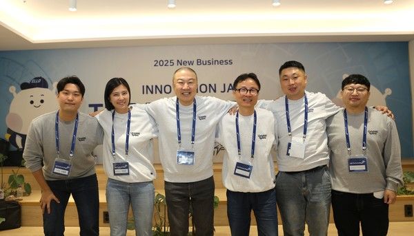 사진=9월&nbsp;26일,&nbsp;안양&nbsp;LS타워에서 개최된&nbsp;LS Future Day에서 구자은&nbsp;LS그룹 회장(왼쪽부터&nbsp;3번째)이 ‘Innovation JAM Final Pitch’에 참여한 임직원들과 함께 기념사진을 촬영하고 있다.