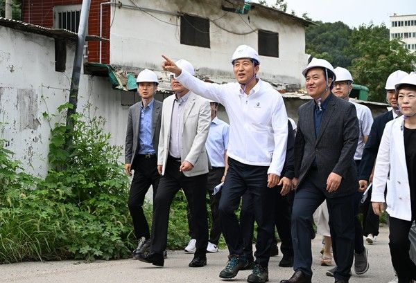 오세훈 서울시장이 9일(화) 오전 노원구 백사마을 철거 현장을 점검하고 있다(사진=서울시)