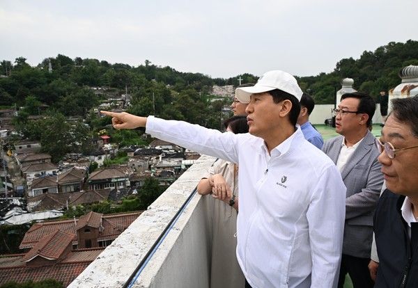 오세훈 서울시장이 9일(화) 오전 노원구 백사마을 철거 현장을 점검하고 있다(사진=서울시)