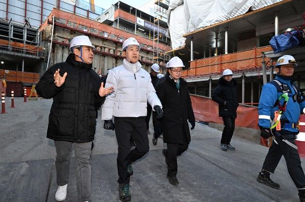 2일 오전 영등포구 재건축 현장(영등포구 유원제일1차 재건축)을 찾은 오세훈 서울시장이 공사 관계자로부터 안전관리 현황을 청취하고 있다(사진=서울시)