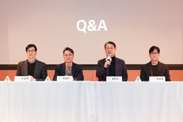 AI&nbsp;자율주행 로봇&nbsp;‘U-BOT’을 소개하는 모습(사진=LG유플러스)