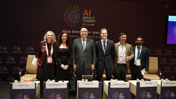 20일(현지시간) 인도 뉴델리 바라트 만다팜에서 열린 유네스코와 유엔 인권최고대표사무소 공동 주관 행사에 참가한 관계자들이 기념 사진 촬영을 하고 있다(사진=(주)LG)