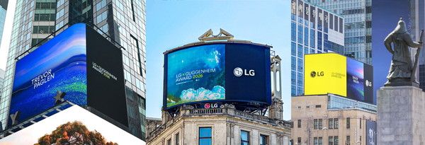 (왼쪽부터)뉴욕&nbsp;타임스 스퀘어,&nbsp;런던&nbsp;피카딜리&nbsp;서커스,&nbsp;서울&nbsp;광화문광장에서&nbsp;2026년&nbsp;LG&nbsp;구겐하임&nbsp;어워드&nbsp;수상자&nbsp;트레버&nbsp;페글렌의&nbsp;수상을&nbsp;축하하는&nbsp;영상이&nbsp;상영되고&nbsp;있다(사진=(주)LG)