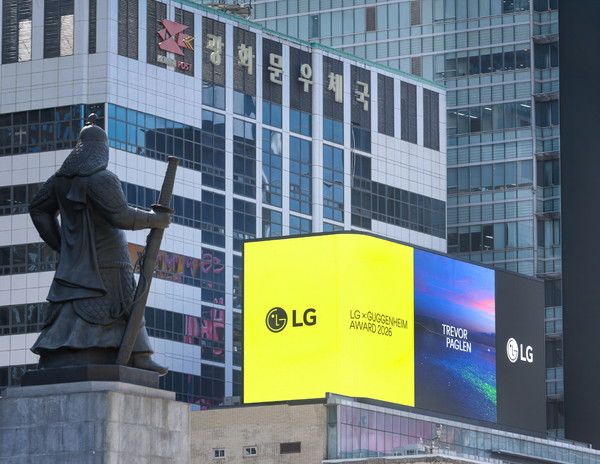 서울&nbsp;광화문광장에서&nbsp;2026년&nbsp;LG&nbsp;구겐하임&nbsp;어워드&nbsp;수상자&nbsp;트레버&nbsp;페글렌의&nbsp;수상을&nbsp;축하하는&nbsp;영상이&nbsp;상영되고&nbsp;있다(사진=(주)LG)