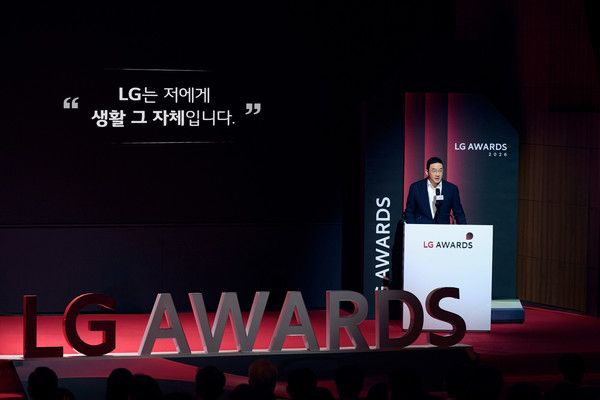 16일&nbsp;경기도&nbsp;이천&nbsp;LG인화원에서&nbsp;열린&nbsp;LG어워즈에서&nbsp;구광모&nbsp;(주)LG&nbsp;대표가&nbsp;고객&nbsp;심사단이&nbsp;남긴&nbsp;소감을&nbsp;언급하며&nbsp;축사를&nbsp;하고&nbsp;있는&nbsp;모습(사진=(주)LG)