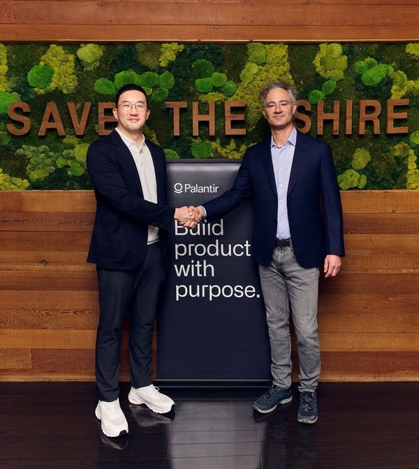 광모&nbsp;(주)LG&nbsp;대표(왼쪽)가&nbsp;현지시간&nbsp;2일&nbsp;미국&nbsp;실리콘밸리에서&nbsp;AI&nbsp;소프트웨어&nbsp;분야의&nbsp;글로벌&nbsp;톱&nbsp;티어&nbsp;기업&nbsp;팔란티어의&nbsp;'알렉스&nbsp;카프'&nbsp;창업자와&nbsp;기념사진을&nbsp;촬영하고&nbsp;있다(사진=(주)LG)