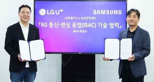 27일 오전 서울 강서구 LG사이언스파크 마곡사옥에서 열린 협약식에 이상엽 LG유플러스 CTO(왼쪽)와 정진국 삼성리서치 차세대통신연구센터장이 기념촬영을 하는 모습(사진=LG유플러스)