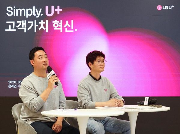 LG유플러스 용산사옥 스튜디오에서&nbsp;▲강진욱 모바일/디지털사업그룹장(상무, 왼쪽)&nbsp;▲장준영 마케팅그룹장(상무)이 질문에 답하고 있는 모습(사진=LG유플러스)