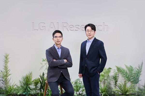 [사진] 이홍락(왼쪽), 임우형 LG AI연구원 공동 연구원장(사진=(주)LG)
