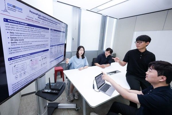 이번 논문 집필에 참여한&nbsp;LG유플러스 구성원들(사진=LG유플러스