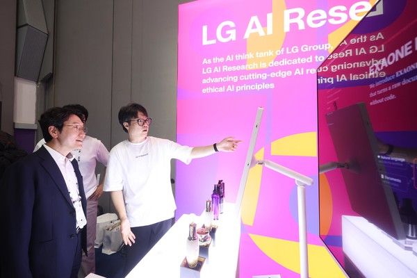 서울&nbsp;코엑스에서&nbsp;진행&nbsp;중인&nbsp;ICML&nbsp;2026&nbsp;LG&nbsp;AI연구원&nbsp;부스에서&nbsp;임우형&nbsp;LG&nbsp;AI연구원&nbsp;공동&nbsp;연구원장(사진&nbsp;왼쪽)이&nbsp;탈모&nbsp;관리&nbsp;신소재&nbsp;람시딜&nbsp;설명을&nbsp;듣고&nbsp;있는&nbsp;모습(사진=(주)LG)