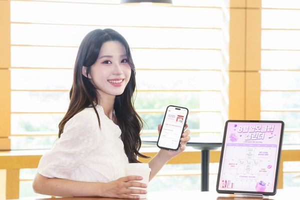 8월 알닷클럽 혜택을 정리한 캘린더를 소개하고 있는 모습(사진=LG유플러스)