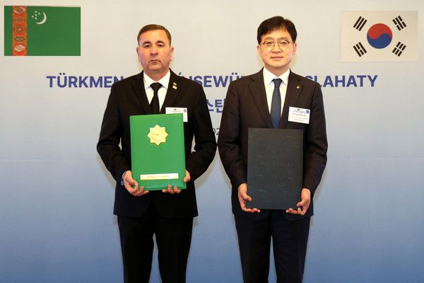 지난 15일 한∙투르크메니스탄 비즈니스 포럼에서 대우건설은 투르크메니스탄 수자원위원회와 ‘카라쿰운하 현대화 사업 협력을 위한 업무협약(MOU)’을 체결했다. 사진 왼쪽 두르디 겐지예프(Durdy Genjiyev) 투르크메니스탄 수자원관리위원회 위원장, 오른쪽 이강석 대우건설 대표(사진=대우건설)