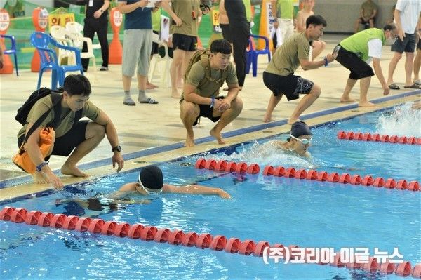 UDT/SEAL 대원들이 선수들의 출발을 보조하고 있다. (사진/제공=해군)