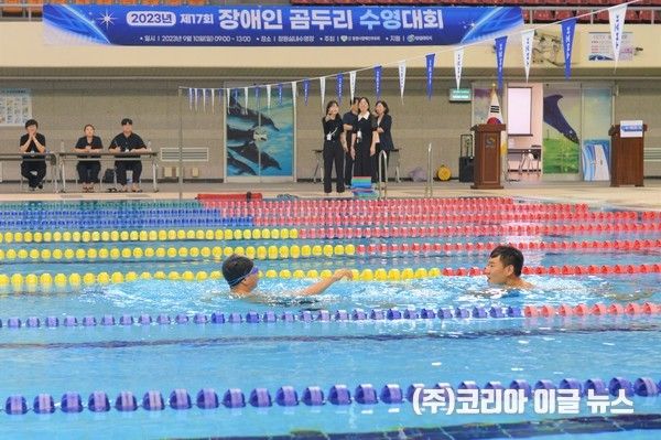 UDT/SEAL 대원이 참가 선수와 함께 수영하고 있다. (사진/제공=해군)