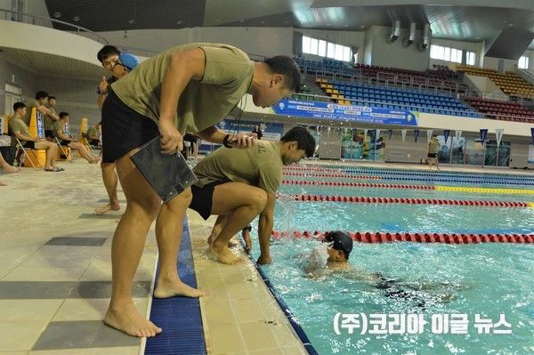 UDT/SEAL 대원들이 경기진행 및 안전 통제를 진행하고 있다. (사진/제공=해군)