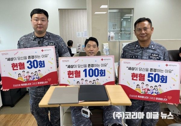 해군 진해기지사령부(이하 ‘진기사’) 예하 참수리 고속정(PKM)-328호정 승조원들이 20일 창원 헌혈의 집에서 인증서를&nbsp;들고 포즈를 취하고 있다.