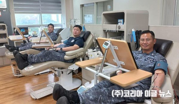 해군 진해기지사령부(이하 ‘진기사’) 예하 참수리 고속정(PKM)-328호정 승조원들이 20일 창원 헌혈의 집에서 단체 헌혈 활동을 실시하고 있다.&nbsp;