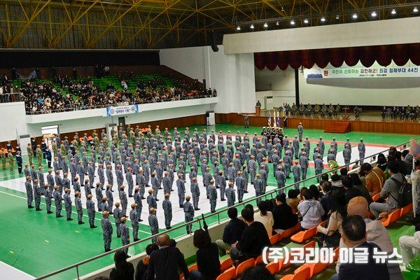 1일 진해 군항에서 최성혁(중장) 해군작전사령관 주관으로 청해부대 44진 강감찬함의 출항 환송식을 개최했다.&nbsp; &nbsp;(사진/제공=해군)