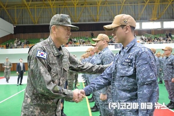 1일 진해 군항에서 열린 청해부대 44진 출항 환송식에서 최성혁(중장) 해군작전사령관이 청해부대 44진 부대원들을 격려하고 있다.&nbsp; (사진/제공=해군)