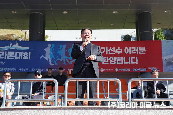 지난 9일 ‘해군과 함께 달리는 제17회 진해마라톤대회’에서 홍남표 창원특례시장이 축사를 하고 있다. (사진/제공=창원특례시)