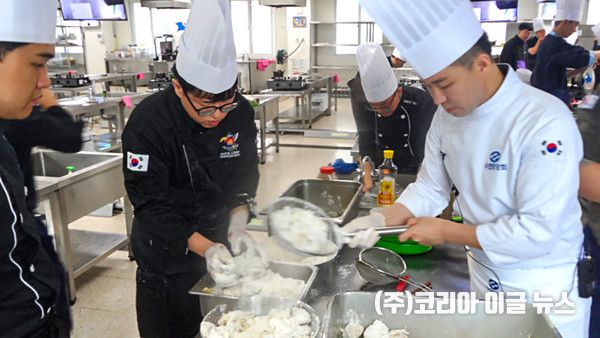 지난 19일 교육사 기술행정학교에서 시행한 수협중앙회 쿠킹클래스에서 재진지역 조리병들이 단체급식 조리기법을 교육받고 있다. (사진/제공=해군)