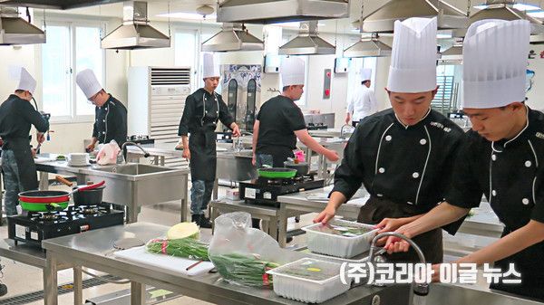 지난 19일 교육사 기술행정학교에서 시행한 수협중앙회 쿠킹클래스에서 재진지역 조리병들이 실습 조리를 진행하고 있다. (사진/제공=해군)