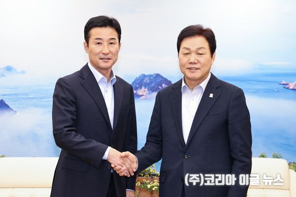 (왼쪽부터)이을용경남FC신임감독-박완수도지사가 접견을 하고 있다. (사진/제공=경상남도)