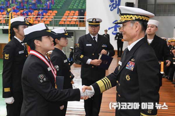 29일&nbsp;임관하는 해군부사관 285기 이다엘 하사가 우수한 교육성적으로 국방부장관상을 수상하고 양용모 해군참모총장과 악수하고 있다. (사진/제공=해군)