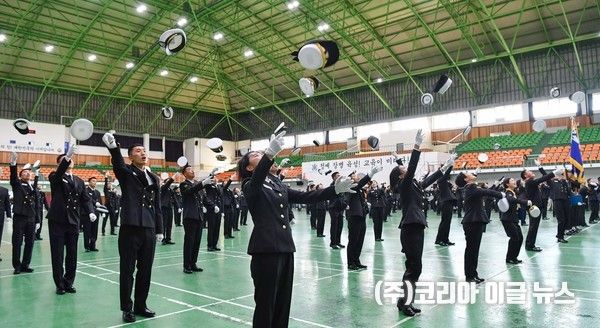 29일 해군부사관후보생 285기가 임관을 자축하며 정모 세레모니를 하고 있다.&nbsp; (사진/제공=해군)