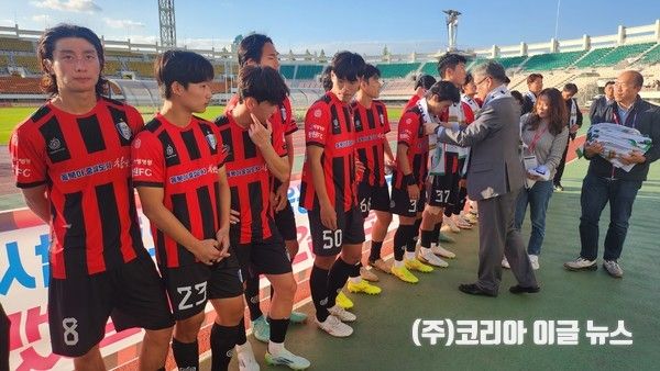 조명래 부시장이 선수들에 머플러를 걸어주고 있다. (사진/제공=창원특례시)