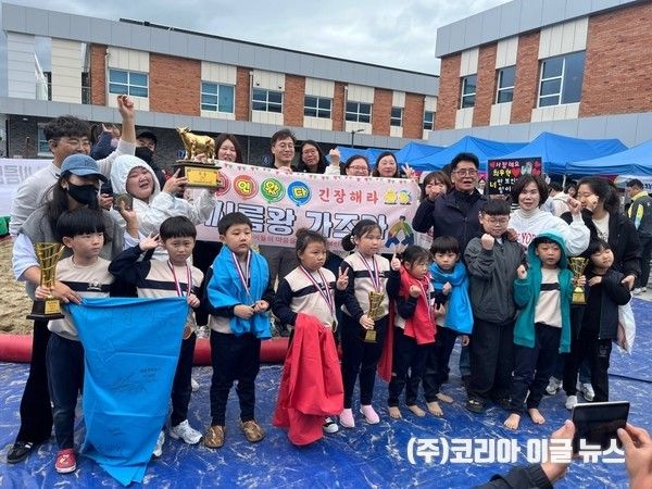 예인유치원 단체전 우승기념 촬영 장면