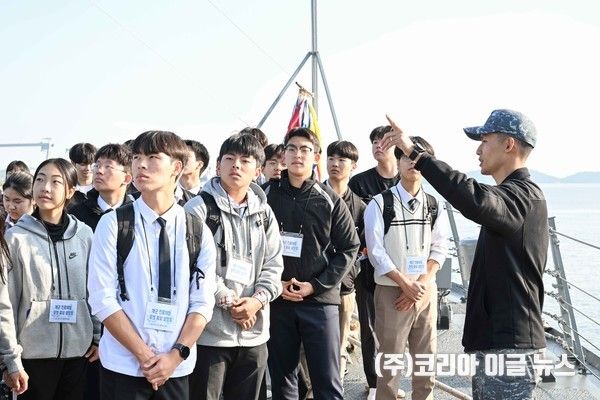교육사령부는 경남권 중고교 학생 및 교사를 초청한 가운데 남포함 함정실습 등 진로체험과 모병홍보 설명회를 개최했다. (사진/제공=해군)
