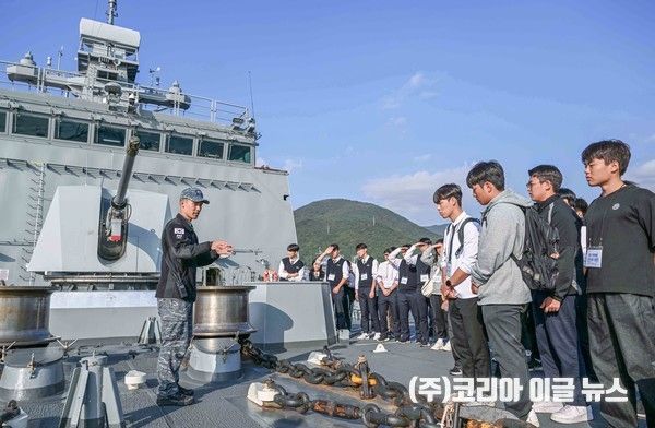 지난 5일 교육사령부는 경남권 중고교 학생 및 교사를 초청한 가운데 남포함 함정실습 등 진로체험과 모병홍보 설명회를 개최했다. (사진/제공=해군)
