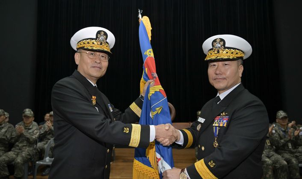 &nbsp;제22대 진해기지사령관 김태훈 소장(진)(오른쪽)이 제23대 진해기지사령관 한승우 준장(왼쪽)에게 부대기를 이양하고 있다. (사진/제공=해군)