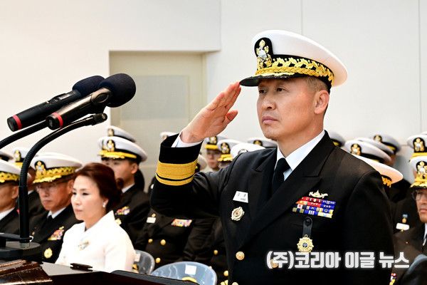 지난 29일 해군 잠수함사령부에서 진행된 제8대 잠수함사령관 취임식에서 강동구(소장) 신임 잠수함사령관이 경례를 하고 있다.&nbsp; (사진/제공=해군)