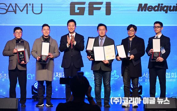 오세훈 서울시장이 지난 26일 열린 '2024 하이서울기업 페스티벌'에서 우수 기업인 시장 표창 수상자들과 기념사진을 촬영하고 있다. (사진/제공=서울시)