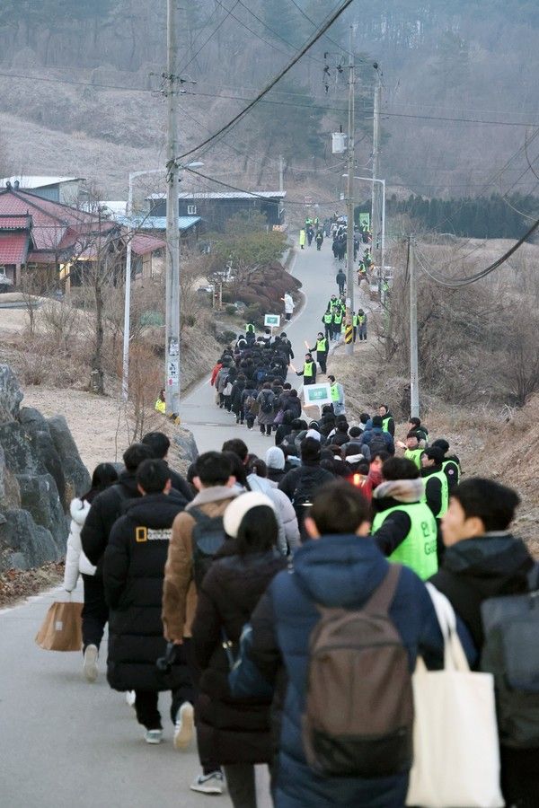 14일 오전 청평 신천지 평화연수원에서 창립 40주년 기념식이 열린 가운데, 성도들이 현장에 참석하기 위해 안전을 위한 안내자의 통솔에 따라 이동하고 있다.&nbsp;&nbsp;[사진제공=신천지예수교회]